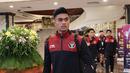 Pemain Timnas Indonesia U-22, Ramadhan Sananta, dan kawan-kawan meninggalkan Hotel Phnom Penh menuju Stadion Olympic, Phnom Penh, Selasa (16/05/2023). (Bola.com/Abdul Aziz)