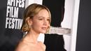 Carey Mulligan berpose saat menghadiri AFI Fest 2022: Red Carpet Premiere “She Said” di TCL Chinese Theatre di Hollywood, California pada 4 November 2022.. Carey menyelipkan poni di belakang telinganya untuk memamerkan anting-anting berliannya yang menjuntai. (Jesse Grant/Getty Images for AFI/AFP)
