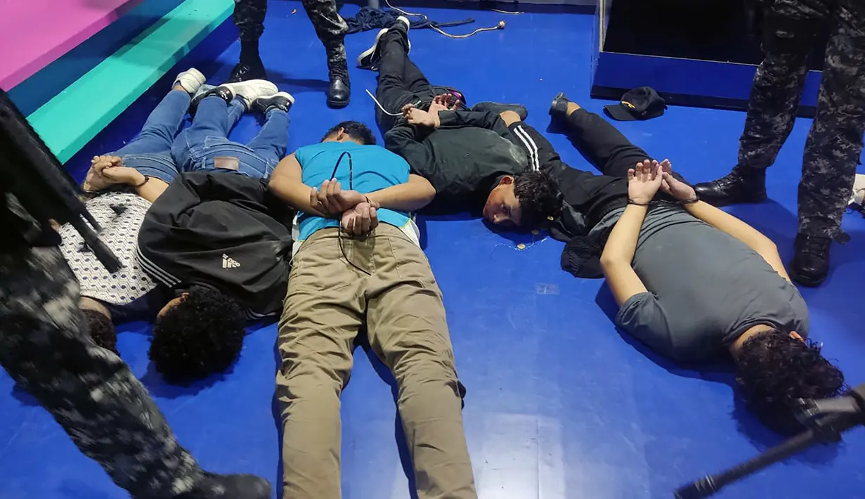 Polisi di Guayaquil mengkonfirmasi 13 penangkapan, dan postingan media sosial polisi menunjukkan foto-foto pria muda tergeletak di lantai dengan tangan terikat di belakang punggung. (Handout / Ecuador´s National Police / AFP)