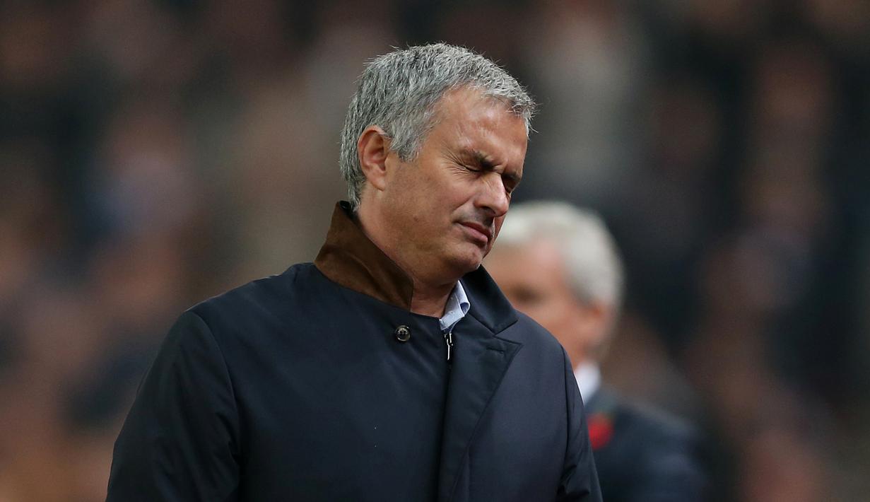 Mimik manajer Chelsea, Jose Mourinho, terlihat kecewa saat pertandingan melawan Stoke City dalam laga Piala Liga di Stadion Britannia, Inggris, (27/10/2015). (Action Images via Reuters/Alex Morton)