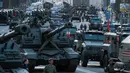 Kendaraan militer Rusia berada di jalan saat latihan untuk parade militer Hari Kemenangan di Moskow, Rusia (3/5). Latihan ini untuk persiapan pawai merayakan 71 tahun kemenangan Rusia dalam Perang Dunia II. (AP Photo / Pavel Golovkin)