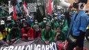 Sejumlah mahasiswa yang tergabung dalam Front Millenial Jabodetabek melakukan aksi unjuk rasa di Jalan Kuningan Persada sekitar Gedung KPK, Jakarta, Kamis (9/12/2021). Aksi mereka untuk memperingati Hakordia 2021 dengan menyuarakan keprihatinan atas lemahnya KPK. (Liputan6.com/Helmi Fithriansyah)