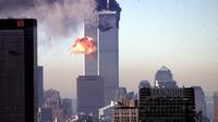 (FILES) Dalam file foto asap dan api meletus dari menara kembar World Trade Center setelah pesawat komersial sengaja menabrak gedung-gedung di Manhattan, New York pada 11 September 2001. (AFP/Seth Mcallister)