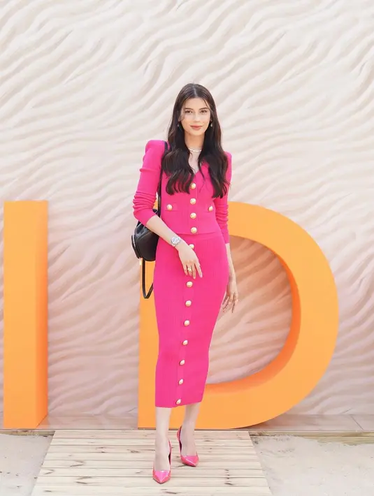 Dalam acara tersebut, Sabrina cosplay ala Hong Hae In dengan atasan blazer crop lengan panjang dipadukan rok panjang span warna senada. [@sabrinachairunnisa_].