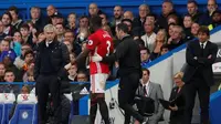 Bek Manchester United, Eric Bailly, mengalami cedera pada laga melawan Chelsea, Minggu (23/10/2016). (afp)