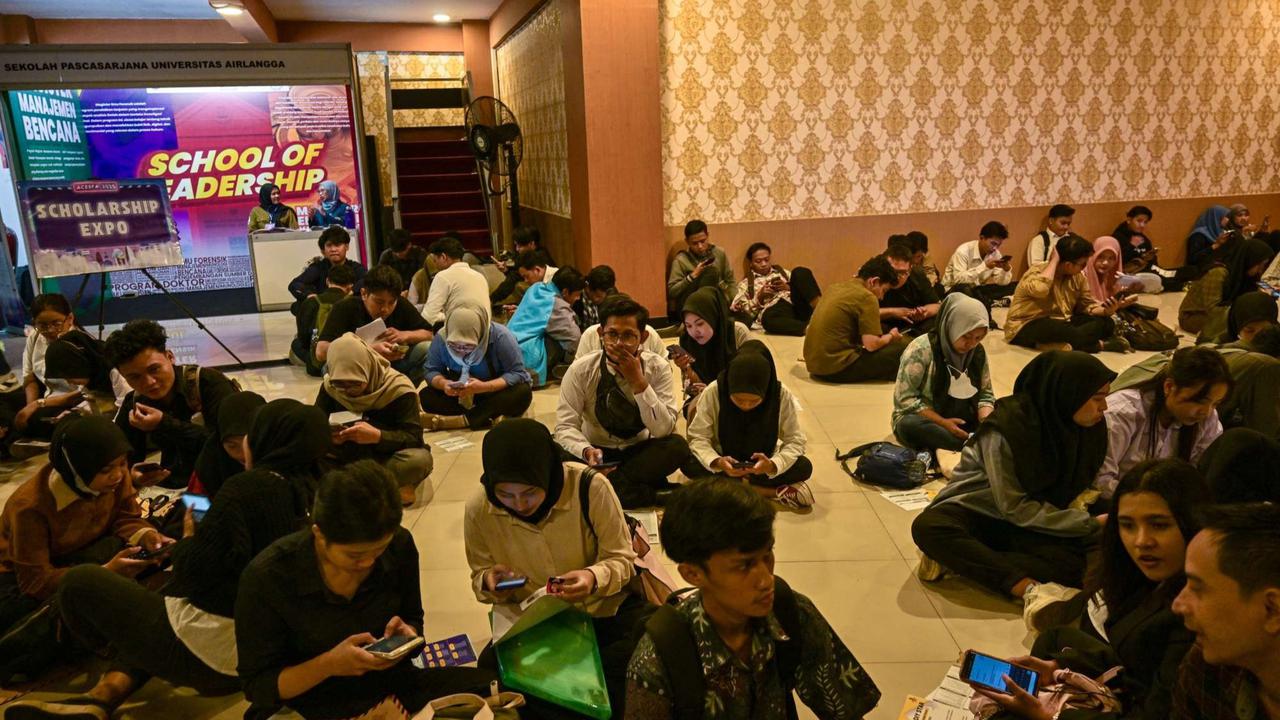 Ribuan Pencari Kerja Serbu Job Fair di Surabaya