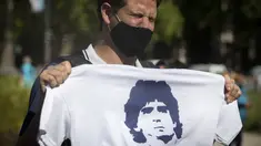 legenda sepak bola Diego Maradona di Casa Rosada di Buenos Aires, pada 26 November 2020. Maradona meninggal dunia dalam usia 60 tahun pada Rabu (25/11) karena serangan jantung. (Xinhua/Martin Zabala)
