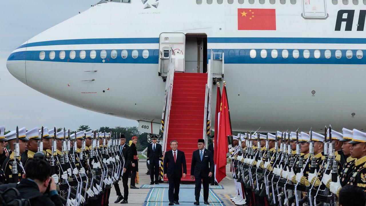 FOTO: Menteri Investasi Rosan Menyambut Kedatangan PM China Li Qiang