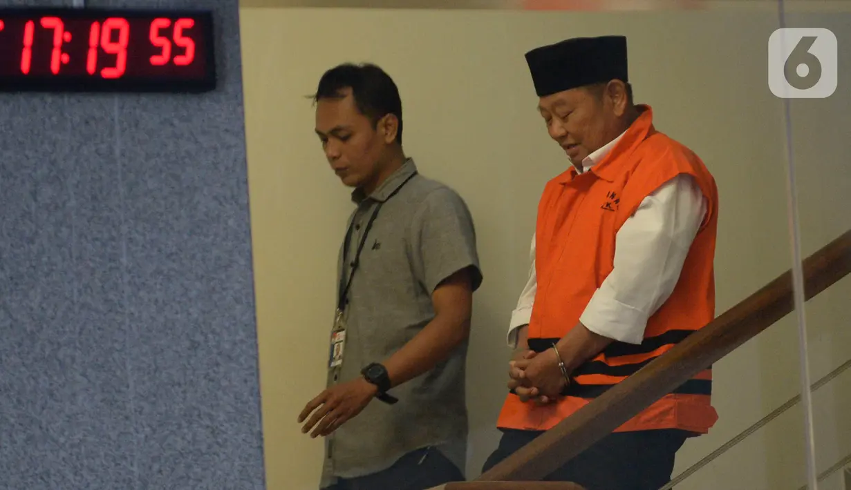 Bupati Sidoarjo Saiful Ilah (kanan) usai menjalani pemeriksaan di Gedung KPK, Jakarta, Kamis (30/1/2020). Saiful Ilah diperiksa sebagai tersangka terkait kasus dugaan menerima suap proyek infrastruktur di Dinas PUPR Kabupaten Sidoarjo. (merdeka.com/Dwi Narwoko)