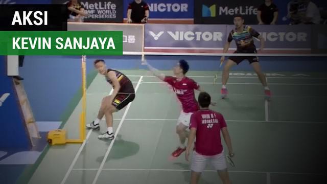 Berita video aksi Kevin Sanjaya yang dapat acungan jempol dari pasangannya, Marcus Gideon, di Korea Terbuka 2017.