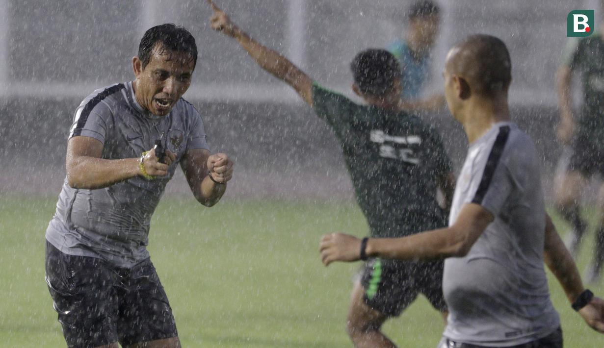 Pelatih Timnas Indonesia, Bima Sakti, memberikan instruksi saat latihan di Stadion Madya Senayan, Jakarta, Selasa (22/11). Latihan ini persiapan jelang laga Piala AFF 2018 melawan Filipina. (Bola.com/Yoppy Renato)