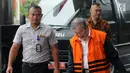 Tersangka suap Hakim PN Medan, Tamin Sukardi (kanan) saat tiba di Gedung KPK, Jakarta, Rabu (3/10). Tamin diperiksa sebagai tersangka terkait suap perkara putusan di PN Medan. (Merdeka.com/Dwi Narwoko)