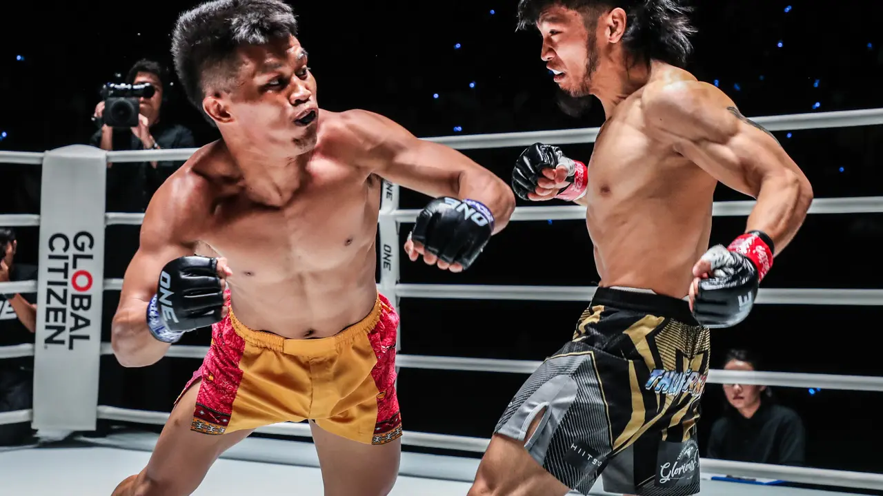 Lito Adiwang beraksi di atas octagon