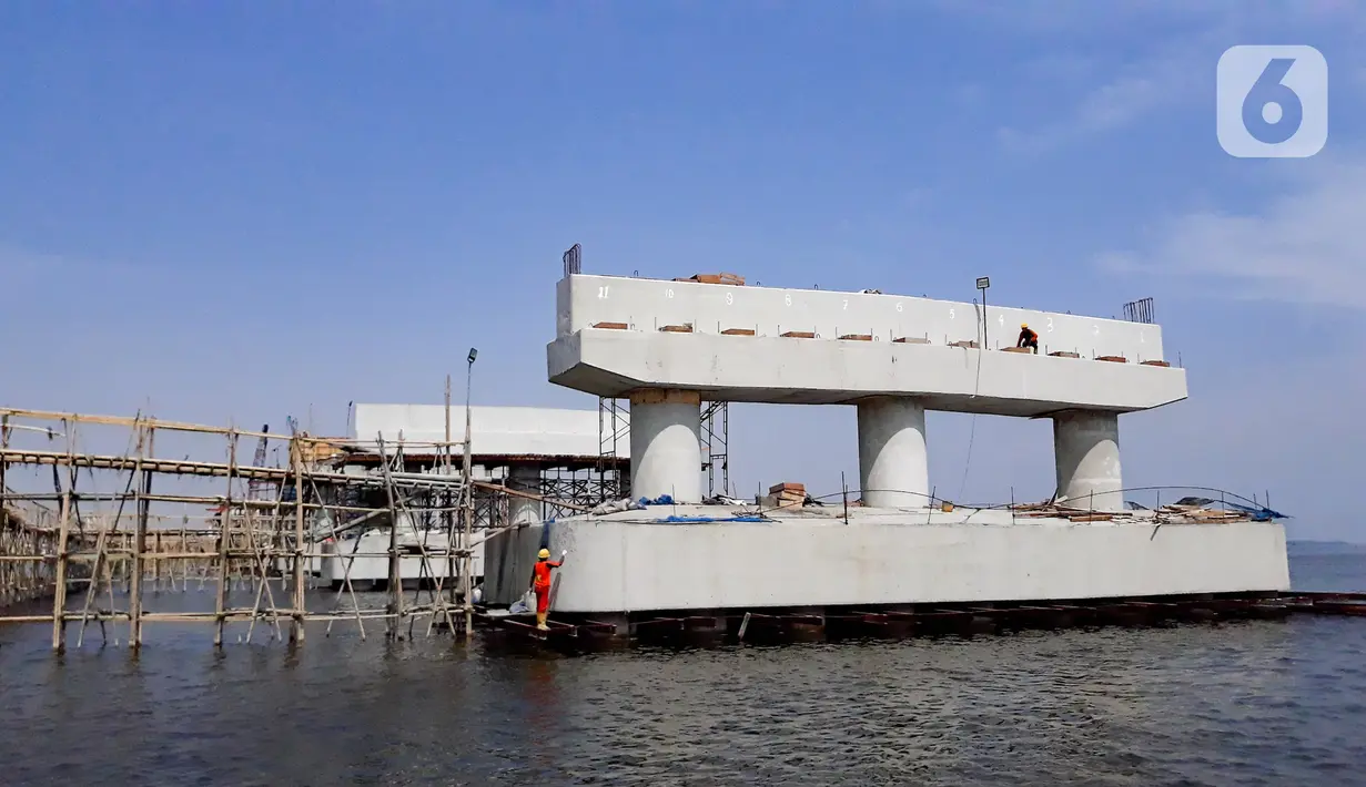 Pekerja menyelesaikan pembangunan jembatan penghubung Dadap Tangerang-Pulau C di Kamal Muara, Penjaringan, Jakarta Utara, Minggu (17/11/2019). Pembangunan jembatan tersebut menyulitkan transportasi nelayan karena perairan menjadi sempit dan laut menjadi dangkal. (merdeka.com/Iqbal Nugroho)