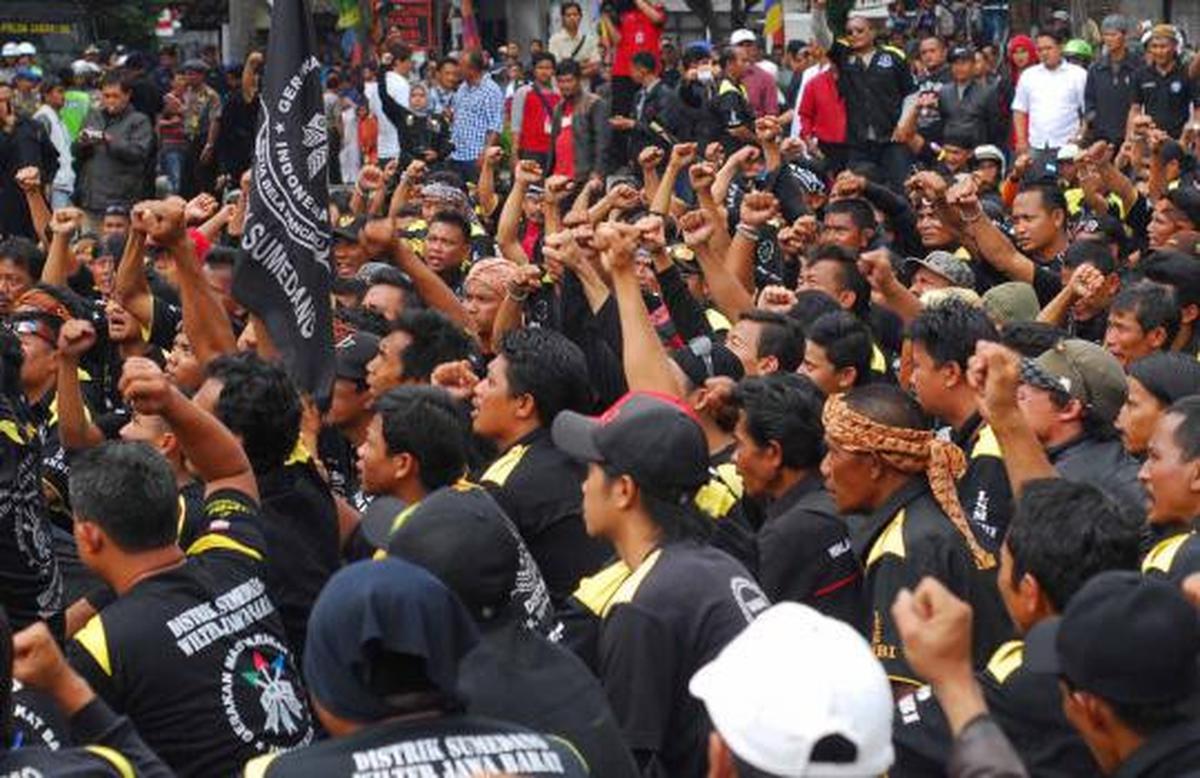 Dipasang kawat berduri, ratusan massa marah dengan polisi
