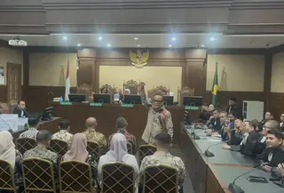 Eks Wamenaker Noel Kepalkan Tangan Jelang Sidang Tuntutan (Muhamad Radityo Priyasmoro/Liputan6.com)