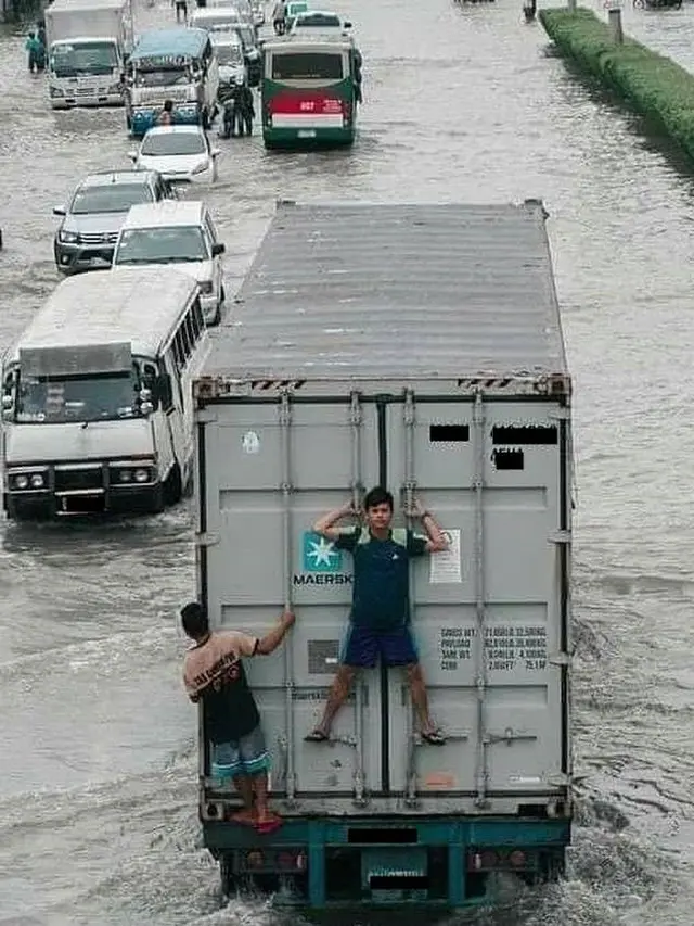 6 Potret Aksi Nekat Orang Numpang di Truk Ini Bikin Tepuk Jidat