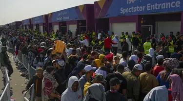 Penggemar mengantre di luar Stadion Al Janoub di Wakrah, dengan harapan mendapatkan tiket pertandingan sepak bola semifinal Piala Dunia 2022 antara Prancis vs Maroko, Selasa (13/12/2022). Partai hidup mati akan tersaji antara timnas Prancis melawan Maroko pada babak semifinal Piala Dunia 2022 di Stadion Al Bayt, Kamis (15/12) dini hari WIB. (AP Photo/Francisco Seco)