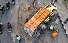 Truk Pasir Terguling di Tebet Akibat Sopir Mengantuk, Picu Kemacetan Panjang