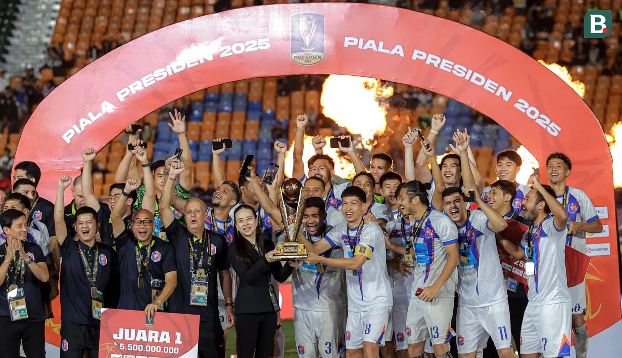 Para pemain Port FC mengangkat Piala Presiden 2025 usai berhasil mengalahkan Oxford United 2-1 di partai final yang berlangsung di Stadion Si Jalak Harupat, Kabupaten Bandung, pada Minggu (13/7/2025) malam WIB. (Bola.com/Bagaskara Lazuardi)