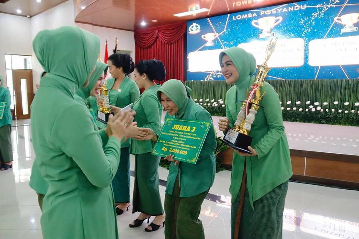 Hadiah Trofi dan Uang