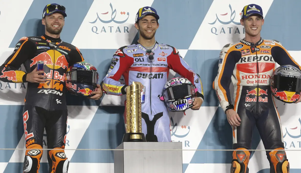 Pol Espargaro (kanan) yang start dari posisi ke-6 akhirnya menempati peringkat ketiga di akhir balapan di belakang pembalap Afrika Selatan yang memperkuat tim Red Bull KTM, Brad Binder (kiri). (AP/Hussein Sayed)
