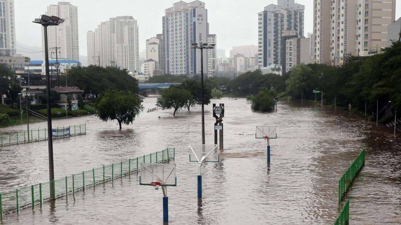 FOTO: Setelah Menghantam Jepang dan Taiwan, Terjangan Badai Khanun Bikin Banjir Parah di Korea Selatan