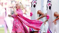 Penyanyi Katy Perry tampil sebelum dimulainya pertandingan kriket Piala Dunia T20 Perempuan ICC 2020 di Melbourne, Minggu (8/3/2020). Tunangan Orlando Bloom tersebut tampil secara langsung (live) di atas panggung untuk pertama kalinya sejak mengumumkan kehamilannya. (AP/Asanka Ratnayake)