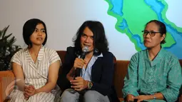 Viky Sianipar dan Maria Mayabubun (kanan) saat memberikan keterangan pers di Toba Dream, Jakarta, Jumat (12/8). Viky Sianipar dan rekan-rekannya akan merilis album Not For Sale bertemakan Toba World. (Liputan6.com/Helmi Afandi)