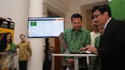 Wakil Gubernur DKI Jakarta Djarot Saiful Hidayat (kanan) melakukan registrasi Jakarta 10K saat jumpa pers di Balaik Kota Jakarta, Kamis (16/6). Jakarta 10K 2016 berlangsung pada 24 Juli dengan tiga ketegori utama. (Liputan6.com/Helmi Fithriansyah)