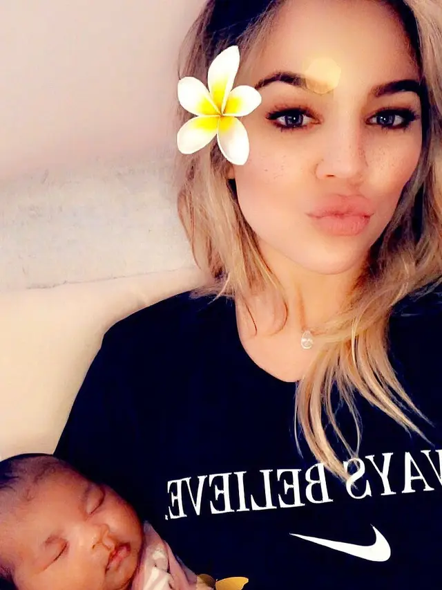 [Bintang] Khloe Kardashian - True Thompson