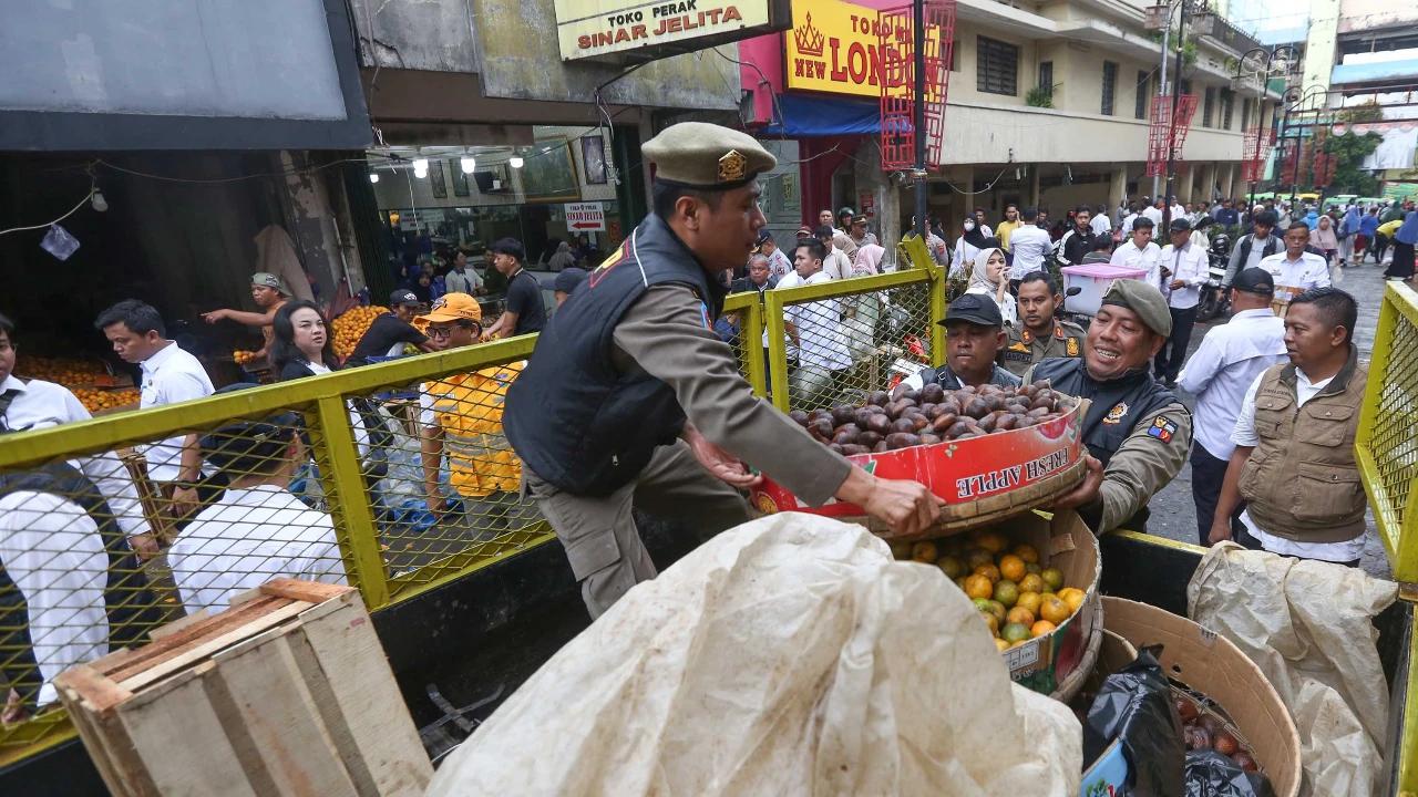 FOTO: Pasca Lebaran,  PKL Ditertibkan di Eks Pasar Bogor