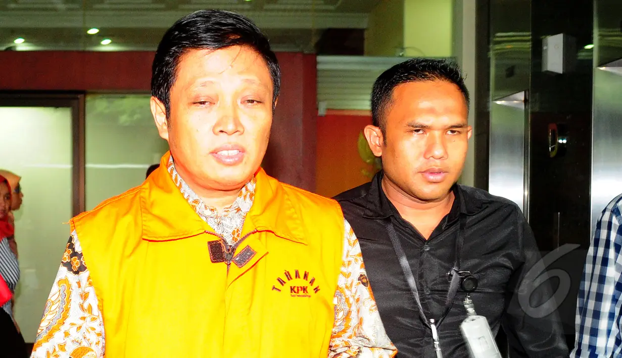 Machfud Suroso berjalan keluar usai mendengarkan pembacaan vonis oleh majelis hakim di Pengadilan Tipikor, Jakarta, Rabu (1/4/2015). Machfud dianggap melakukan tindak pidana korupsi dalam proyek P3SON Hambalang. (Liputan6.com/Yoppy Renato)