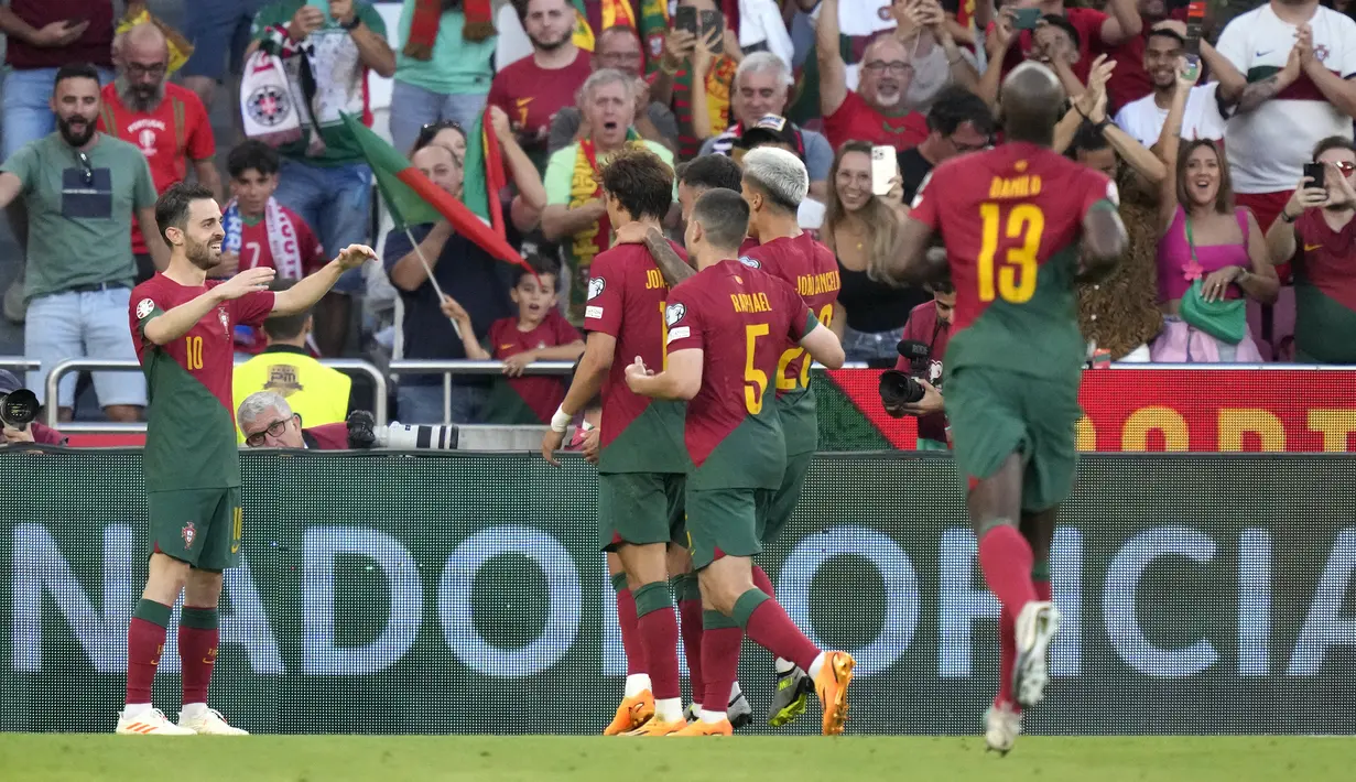 Selebrasi gelandang Timnas Portugal, Bernardo Silva (kiri) setelah mencetak gol pertama ke gawang Bosnia Herzegovina pada laga Grup J Kualifikasi Euro 2024 di Luz Stadium, Lisbon, Portugal, Minggu (18/6/2023) dini hari WIB. (AP Photo/Armando Franca)
