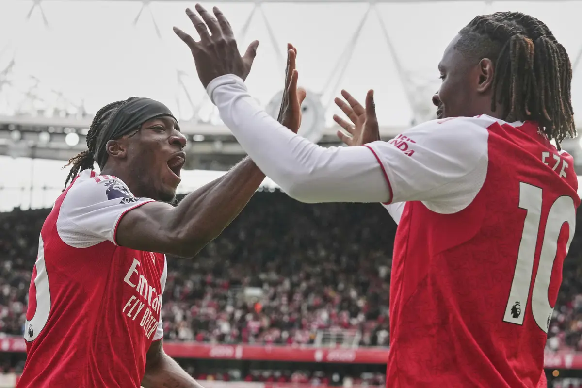 Noni Madueke (kiri) dan Eberechi Eze dari Arsenal