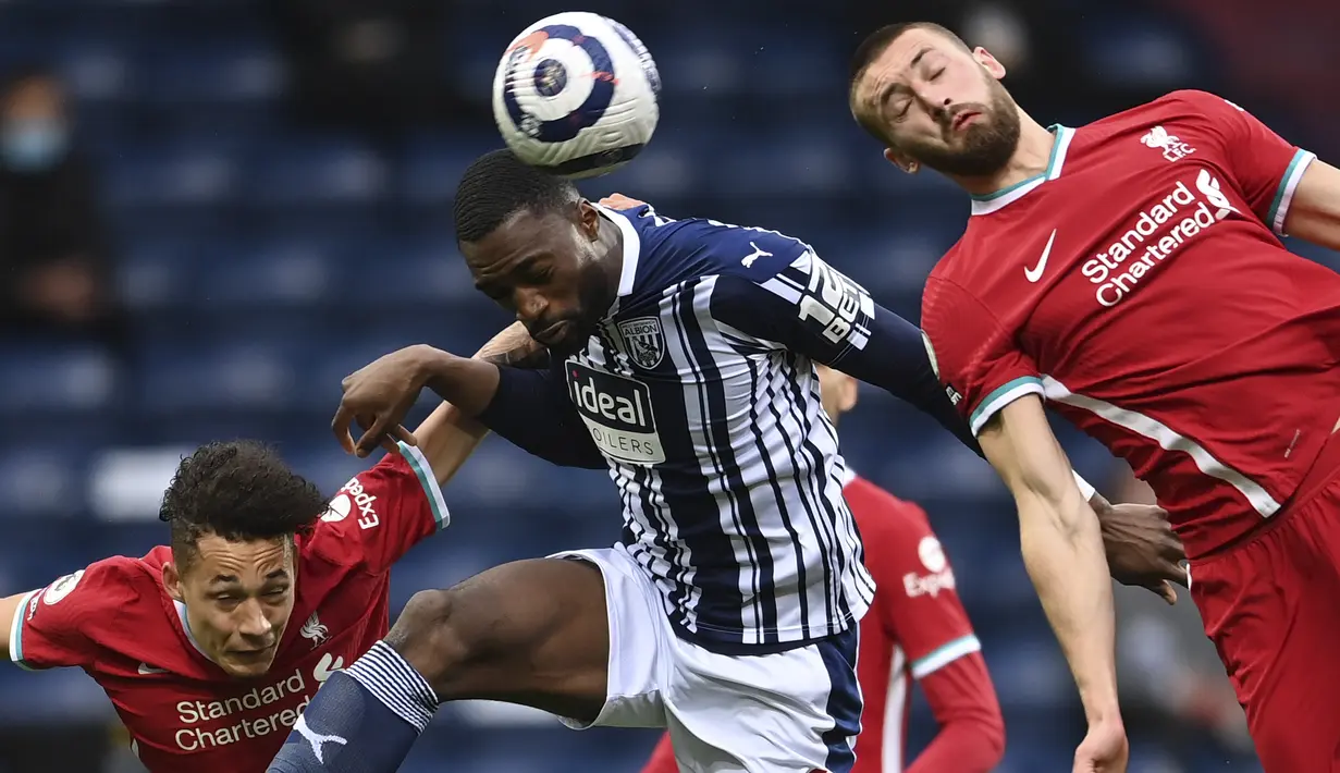 Bek West Bromwich Albion, Semi Ajayi bersaing dengan Rhys Williams dan Nathaniel Phillips dari Liverpool dalam laga lanjutan Liga Inggris di Stadion The Hawthorns, Minggu (16/5/2021). Alisson Becker menjadi pahlawan Liverpool saat mengalahkan West Bromwich Albion 2-1 (Laurence Griffiths/Pool via AP)