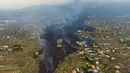 Lava dari letusan gunung berapi Cumbre Vieja mengalir menghancurkan rumah-rumah di pulau La Palma di Kepulauan Canary, Spanyol, Selasa (21/9/2021). Lava yang mengalir dari letusan gunung berapi itu memaksa evakuasi sekitar 5.500 orang dan menghancurkan sedikitnya 100 rumah. (AP/Emilio Morenatti)