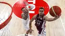 Arturs Zagars (kanan) dari Latvia melakukan drive ke keranjang melawan Daniel Theis dari Jerman pada pertandingan perempat final Piala Dunia Bola Basket, Rabu, 6 September 2023, di Manila, Filipina. (AP Photo/Yong Teck Lim via AP)