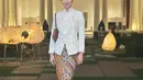 Selain Raline, ada juga Annisa Pohan yang mengenakan dress panjang hijau satin dengan kimono Batik sebagai outer. Kimono dengan motif print itu dipadukan dengan belt yang membentuk siluet pinggang Annisa Pohan terlihat lebih ramping. [@ralineshah/@raffinagita1717/@annisayudhoyono].