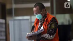 Mantan Sekretaris MA Nurhadi usai menjalani pemeriksaan lanjutan di Gedung KPK, Jakarta, Rabu (26/8/2020). Nurhadi diperiksa untuk penyidikan dugaan penerimaan suap dan gratifikasi yang mencapai Rp 46 miliar dalam pengurusan perkara di Mahkamah Agung (MA). (Liputan6.com/Helmi Fithriansyah)