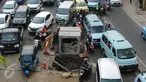 Pengendara motor menghindari lubang besar saluran air di perempatan Jalan Matraman Raya, Jakarta, Selasa (19/1/2016). Jalan Matraman Raya yang mengarah Kramat Raya macet parah imbas dari perbaikan saluran air. (Liputan6.com/Helmi Fithriansyah)