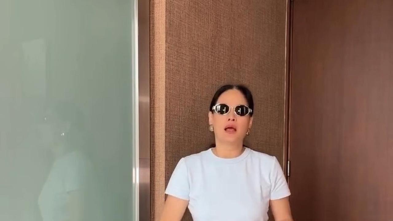 Gaya Donna Harun saat Akan Kumpul dengan Sahabat Curi Perhatian