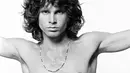 Pentolan The Doors ini memang miliki rambut ikal yang khas. Nggak perlu curly hair atau catok-catok manja, semua cewek pasti iri banget sama Jim. (dbknews.com)