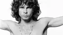 Pentolan The Doors ini memang miliki rambut ikal yang khas. Nggak perlu curly hair atau catok-catok manja, semua cewek pasti iri banget sama Jim. (dbknews.com)