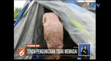 Korban banjir Pekanbaru, Riau, keluhkan tenda pengungsian yang tidak memadai.