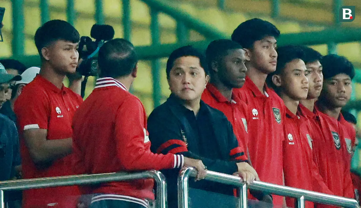 Ketua PSSI, Erick Thohir, bersama pemain Timnas Indonesia U-20 menonton laga Timnas Indonesia melawan Burundi pada pertandingan kedua FIFA Matchday di Stadion Patriot Candrabhaga, Bekasi, Selasa (28/3/2023). Mimpi buruk itu akhirnya terjadi, FIFA resmi membatalkan status Indonesia sebagai tuan rumah Piala Dunia U-20 2023. (Bola.com/M Iqbal Ichsan)