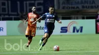 Dendi Santoso (kanan) saat beraksi pada laga final Piala Presiden 2017 di Stadion Pakansari, (12/3/2017). Arema keluar sebagai juara setelah menang 5-1. (Bola.com/Nicklas Hanoatubun)