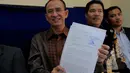 Suryadharma Ali menunjukkan berkas pengajuan pra peradilan status tersangkanya saat menggelar konferensi pers, Jakarta, Senin (23/2/2015). (Liputan6.com/Faisal R Syam)