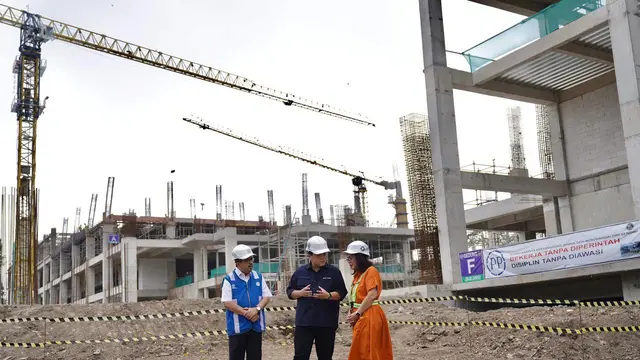 Menteri Badan Usaha Milik Negara (BUMN) Erick Thohir meninjau progres pembangunan kawasan ekonomi khusus (KEK) kesehatan di Sanur, Denpasar, Bali, Kamis (6/7/2023). (Dok BUMN)