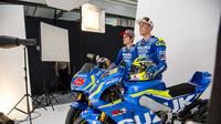 Dua pebalap Suzuki Ecstar, Maverick Vinales dan Aleix Espargaro, tengah menjalani sesi pemotretan motor terbaru Suzuki GSX-RR yang akan digunakan pada MotoGP 2016. (Suzuki Ecstar)